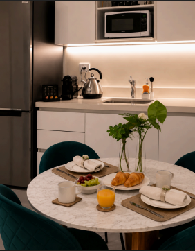 Cocina y mesa de desayuno de una propiedad gestionada por By Vizion